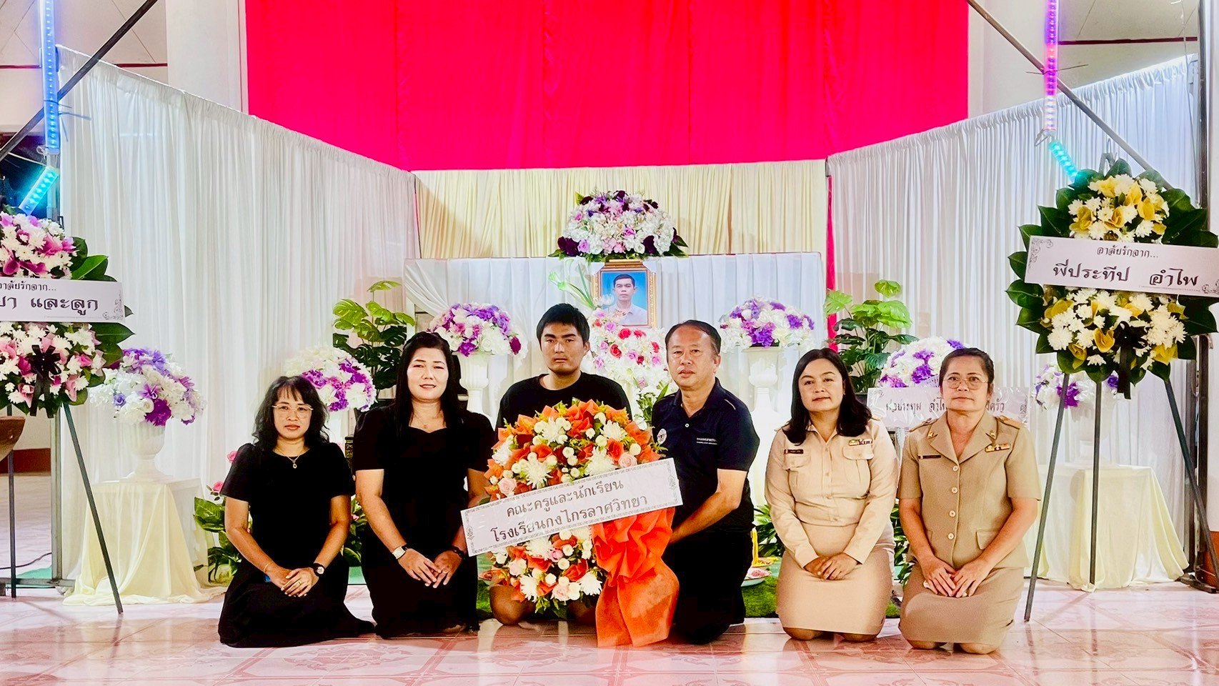 ร่วมทำบุญและเป็นเจ้าภาพฟังสวดพระอภิธรรมศพ บิดาของนักเรียนโรงเรียนกงไกรลาศวิทยา
